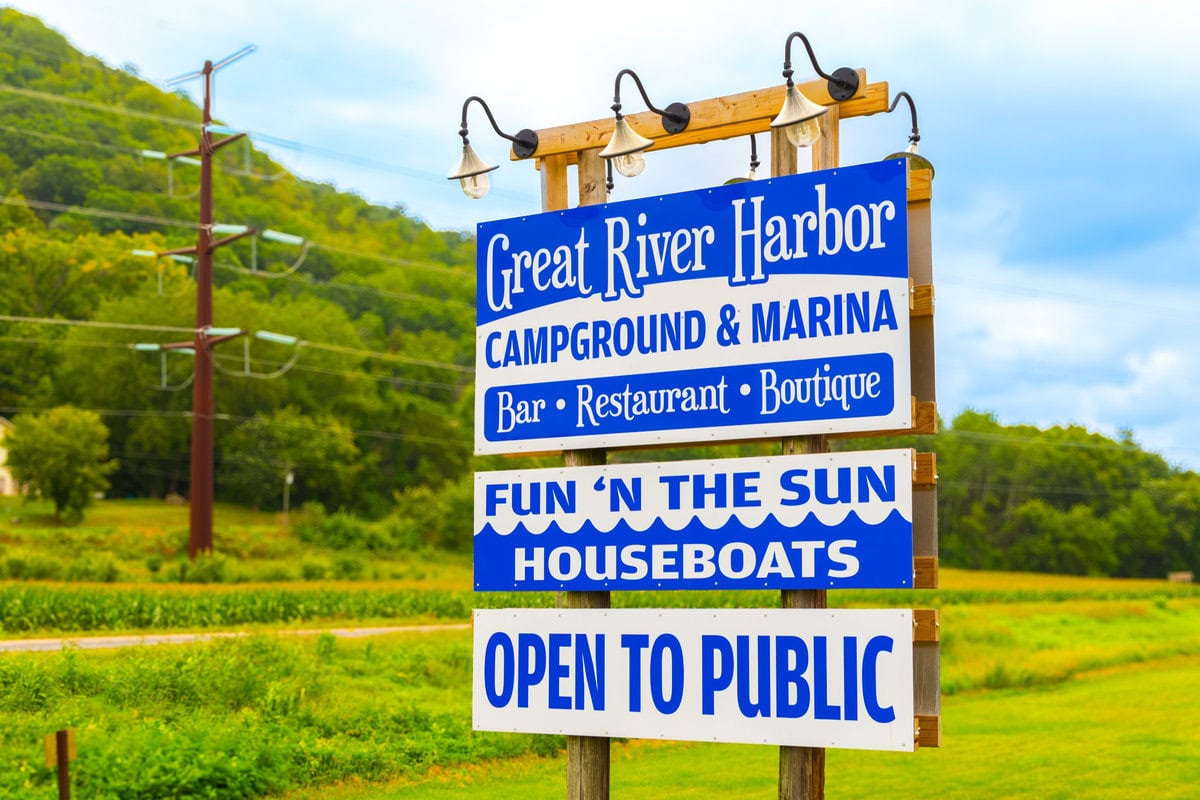 Great River Harbor_Fun n the Sun Houseboats-57 Great River Harbor campground and marina sign listing bar, restaurant, boutique, houseboats, and open to the public.